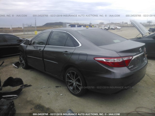 4T1BF1FK5HU371127 - 2017 TOYOTA CAMRY LE/XLE/SE/XSE GRAY photo 3