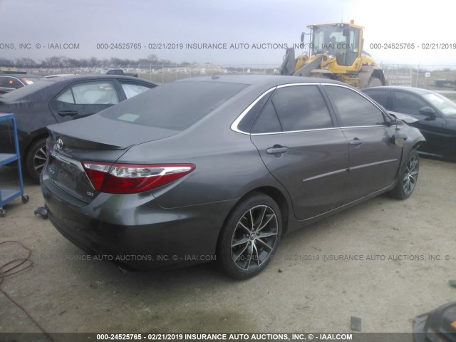 4T1BF1FK5HU371127 - 2017 TOYOTA CAMRY LE/XLE/SE/XSE GRAY photo 4