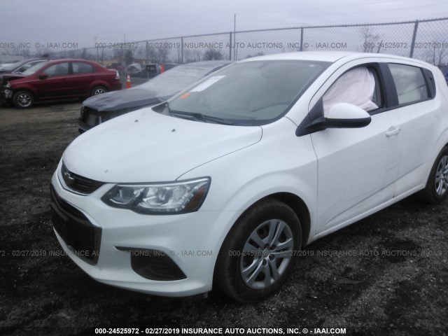 1G1JG6SH3J4107603 - 2018 CHEVROLET SONIC WHITE photo 2