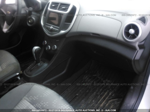 1G1JG6SH3J4107603 - 2018 CHEVROLET SONIC WHITE photo 5