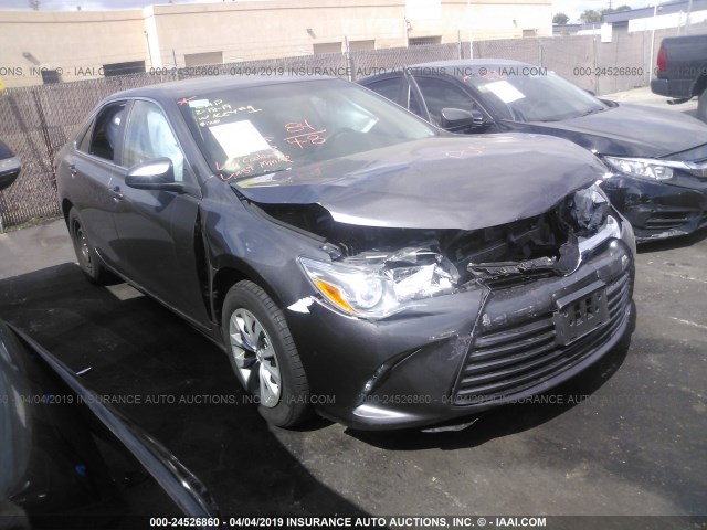 4T1BF1FK7HU412020 - 2017 TOYOTA CAMRY LE/XLE/SE/XSE ნაცრისფერი ფოტო 1