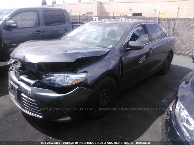 4T1BF1FK7HU412020 - 2017 TOYOTA CAMRY LE/XLE/SE/XSE ნაცრისფერი ფოტო 2