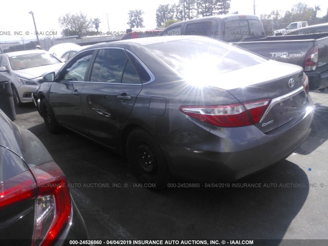 4T1BF1FK7HU412020 - 2017 TOYOTA CAMRY LE/XLE/SE/XSE ნაცრისფერი ფოტო 3