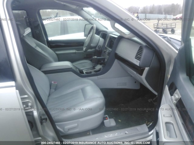 5LMEU68H54ZJ39963 - 2004 LINCOLN AVIATOR 银色 照片 5