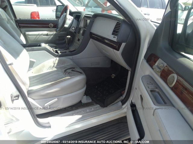 5LMEU88H54ZJ52501 - 2004 LINCOLN AVIATOR 白色 照片 5