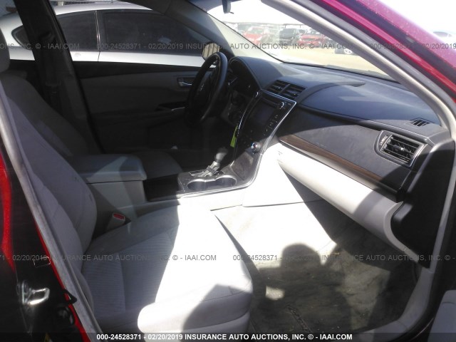 4T1BF1FKXHU651626 - 2017 TOYOTA CAMRY LE/XLE/SE/XSE MAROON photo 5