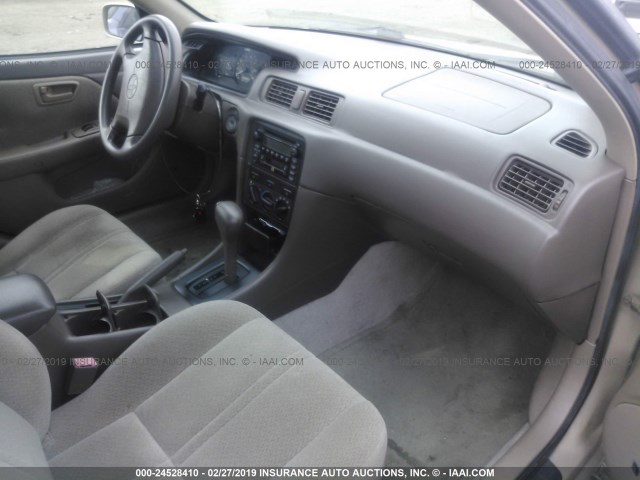 4T1BF22K81U958293 - 2001 TOYOTA CAMRY LE/XLE BROWN photo 5