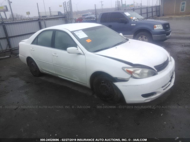 JTDBE32K220132013 - 2002 TOYOTA CAMRY LE/XLE/SE WHITE photo 1