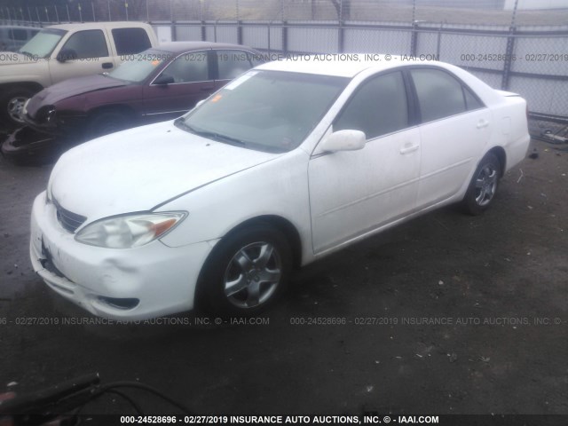 JTDBE32K220132013 - 2002 TOYOTA CAMRY LE/XLE/SE WHITE photo 2