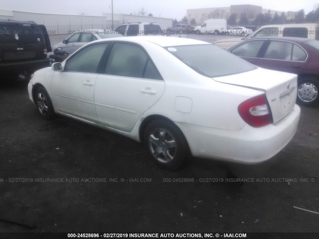 JTDBE32K220132013 - 2002 TOYOTA CAMRY LE/XLE/SE WHITE photo 3