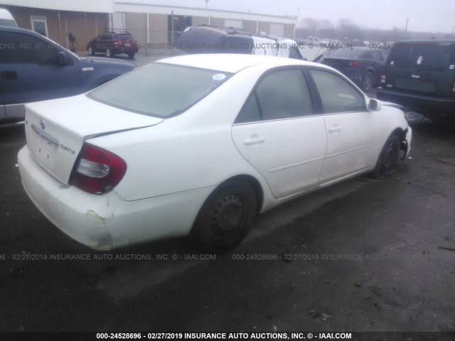 JTDBE32K220132013 - 2002 TOYOTA CAMRY LE/XLE/SE WHITE photo 4