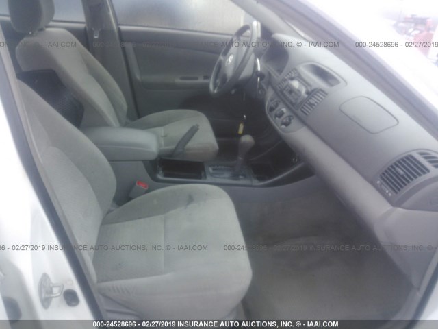 JTDBE32K220132013 - 2002 TOYOTA CAMRY LE/XLE/SE WHITE photo 5