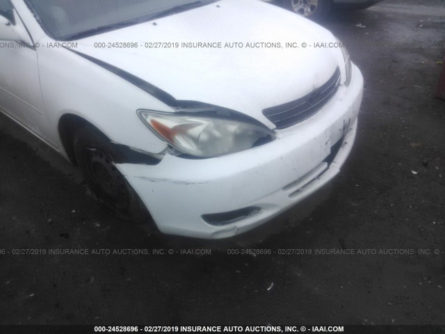 JTDBE32K220132013 - 2002 TOYOTA CAMRY LE/XLE/SE WHITE photo 6
