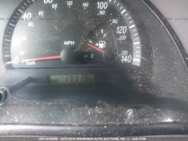 JTDBE32K220132013 - 2002 TOYOTA CAMRY LE/XLE/SE WHITE photo 7