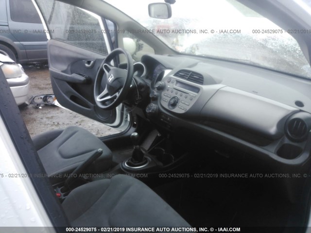 JHMGE8G31DC034191 - 2013 HONDA FIT WHITE photo 5