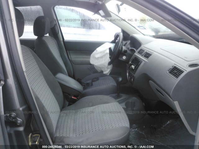 1FAFP34N45W232267 - 2005 FORD FOCUS ZX4 GRAY photo 5