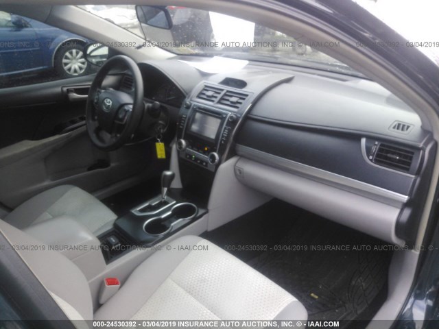 4T1BF1FK8EU409218 - 2014 TOYOTA CAMRY L/SE/LE/XLE 蓝色 照片 5
