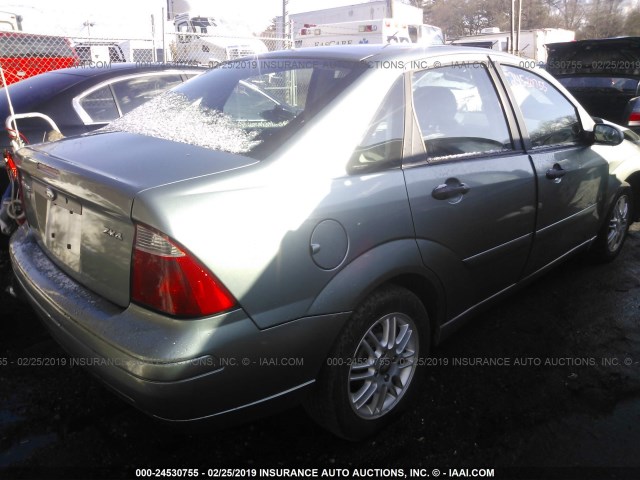 1FAFP34N15W274413 - 2005 FORD FOCUS ZX4 GRAY photo 4