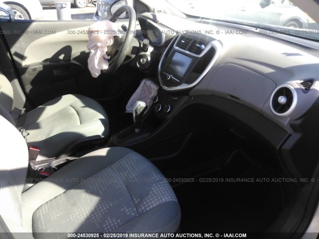 1G1JB5SH2H4129806 - 2017 CHEVROLET SONIC LS 银色 照片 5