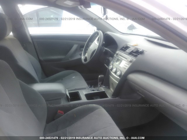 4T4BF3EK9BR149460 - 2011 TOYOTA CAMRY SE/LE/XLE 白色 照片 5