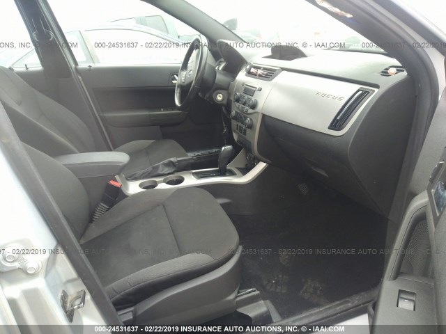 1FAHP35N98W146397 - 2008 FORD FOCUS SE/SEL/SES SILVER photo 5