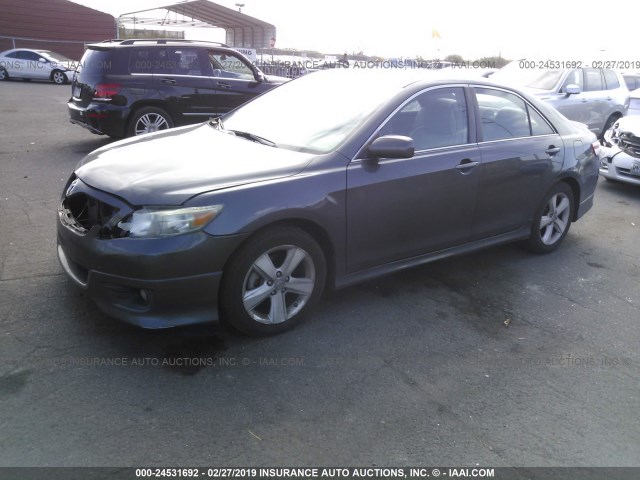 4T1BF3EK7AU508314 - 2010 TOYOTA CAMRY SE/LE/XLE GRAY photo 2