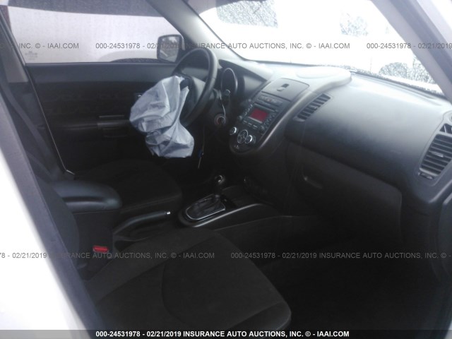 KNDJT2A64C7450353 - 2012 KIA SOUL +/!/SPORT Белый фото 5