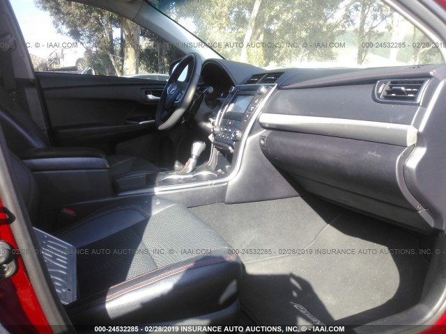 4T1BF1FK7GU610756 - 2016 TOYOTA CAMRY LE/XLE/SE/XSE წითელი ფოტო 5