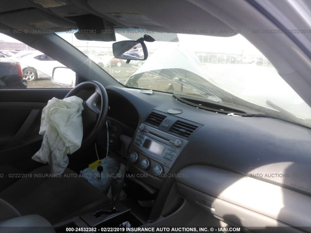 4T4BE46K78R014588 - 2008 TOYOTA CAMRY CE/LE/XLE/SE SILVER photo 5