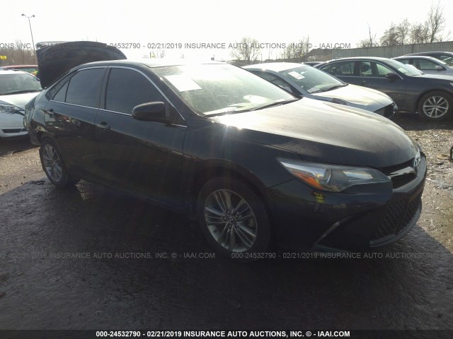 4T1BF1FK0HU706097 - 2017 TOYOTA CAMRY LE/XLE/SE/XSE მუქი ლურჯი ფოტო 1