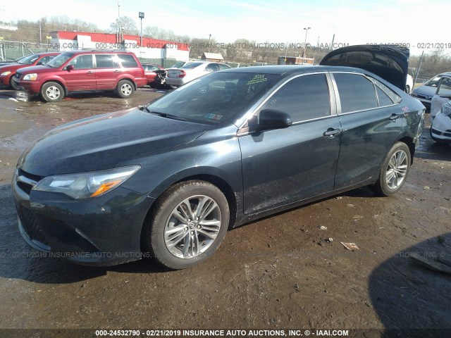 4T1BF1FK0HU706097 - 2017 TOYOTA CAMRY LE/XLE/SE/XSE მუქი ლურჯი ფოტო 2