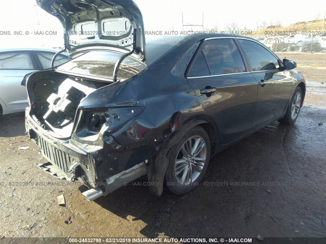 4T1BF1FK0HU706097 - 2017 TOYOTA CAMRY LE/XLE/SE/XSE მუქი ლურჯი ფოტო 4