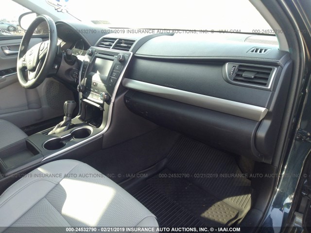 4T1BF1FK0HU706097 - 2017 TOYOTA CAMRY LE/XLE/SE/XSE მუქი ლურჯი ფოტო 5