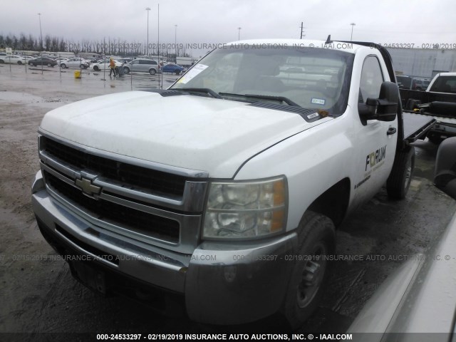 1GBHC24K28E218042 - 2008 CHEVROLET SILVERADO C2500 HEAVY DUTY WHITE photo 2