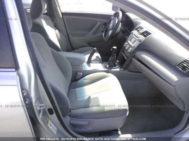 4T1BF3EK4AU060968 - 2010 TOYOTA CAMRY SE/LE/XLE 银色 照片 5