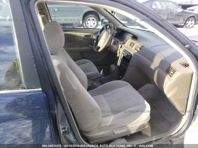 JT2BG22K8W0150468 - 1998 TOYOTA CAMRY CE/LE/XLE BLUE photo 5