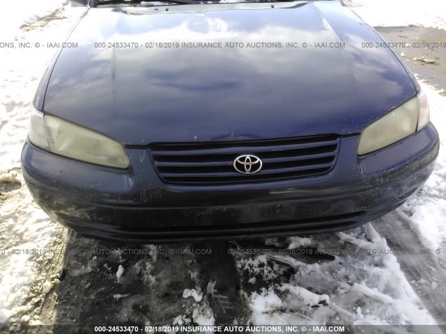 JT2BG22K8W0150468 - 1998 TOYOTA CAMRY CE/LE/XLE BLUE photo 6