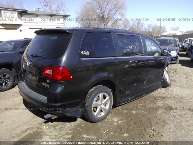 2V4RW3DG2BR626212 - 2011 VOLKSWAGEN ROUTAN SE BLACK photo 4