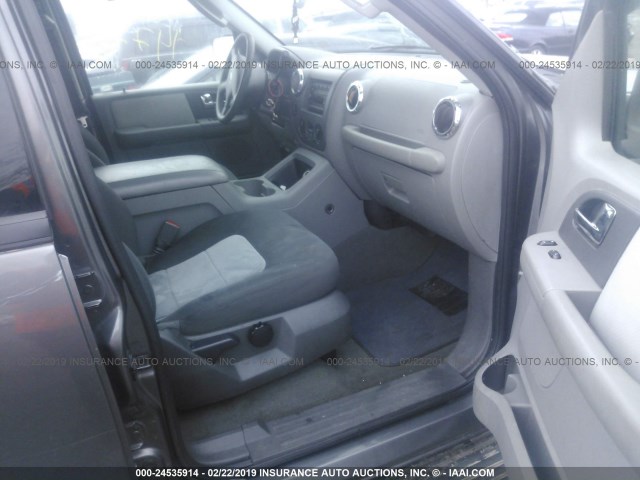 1FMPU16535LA22779 - 2005 FORD EXPEDITION XLT GRAY photo 5