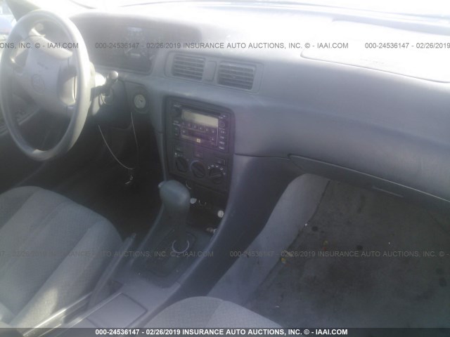 4T1BF22K71U968586 - 2001 TOYOTA CAMRY LE/XLE GRAY photo 5