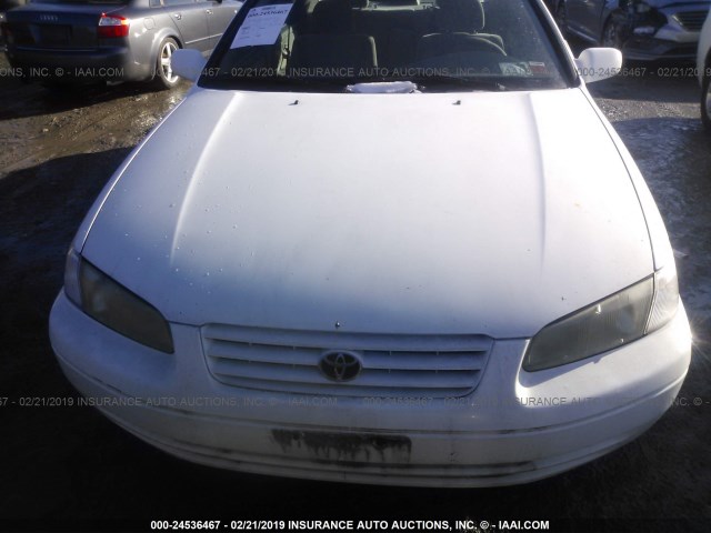 4T1BG22K6VU759536 - 1997 TOYOTA CAMRY CE/LE/XLE WHITE photo 6