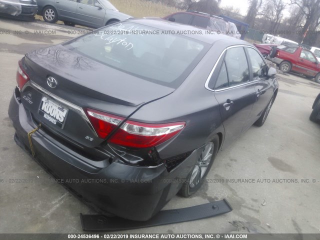 4T1BF1FK7HU422014 - 2017 TOYOTA CAMRY LE/XLE/SE/XSE GRAY photo 4