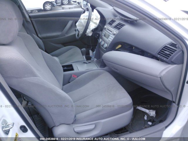 4T1BK46K28U575042 - 2008 TOYOTA CAMRY LE/XLE/SE WHITE photo 5