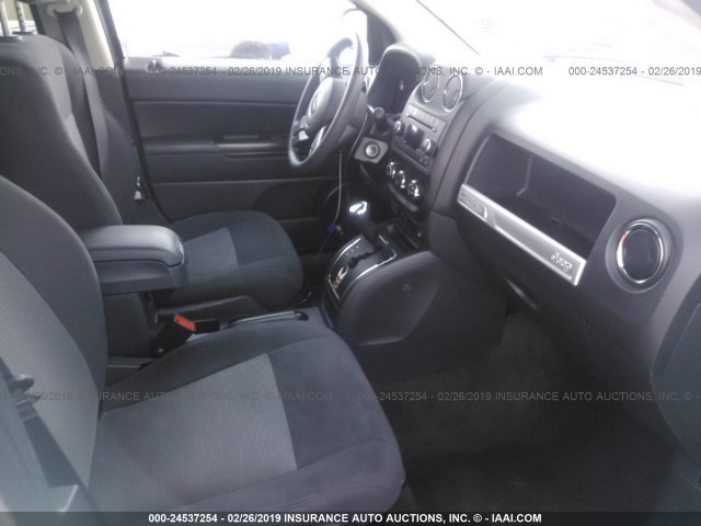 1C4NJDBB6HD104229 - 2017 JEEP COMPASS SPORT SILVER photo 5