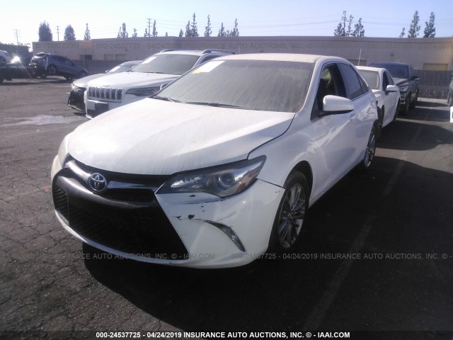 4T1BF1FK1GU233969 - 2016 TOYOTA CAMRY LE/XLE/SE/XSE WHITE photo 2