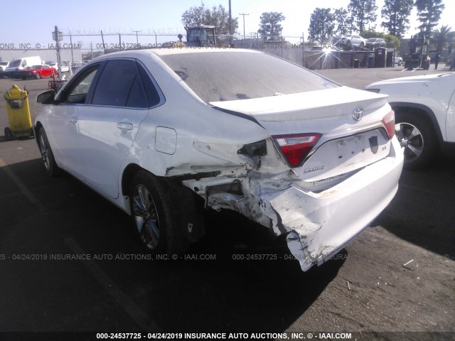 4T1BF1FK1GU233969 - 2016 TOYOTA CAMRY LE/XLE/SE/XSE WHITE photo 3