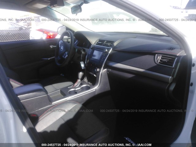 4T1BF1FK1GU233969 - 2016 TOYOTA CAMRY LE/XLE/SE/XSE WHITE photo 5