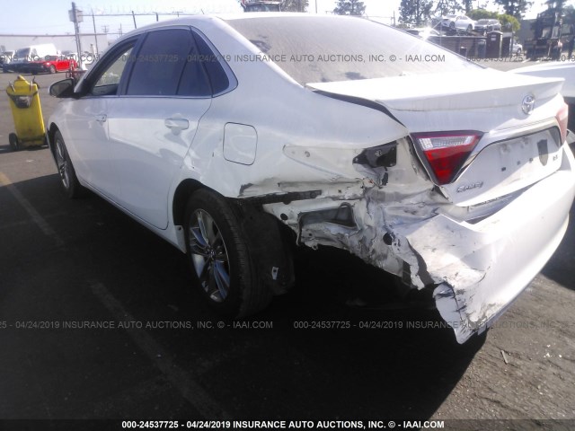 4T1BF1FK1GU233969 - 2016 TOYOTA CAMRY LE/XLE/SE/XSE WHITE photo 6