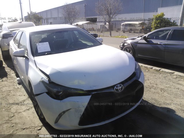 4T1BF1FK9FU005068 - 2015 TOYOTA CAMRY LE/XLE/SE/XSE WHITE photo 1
