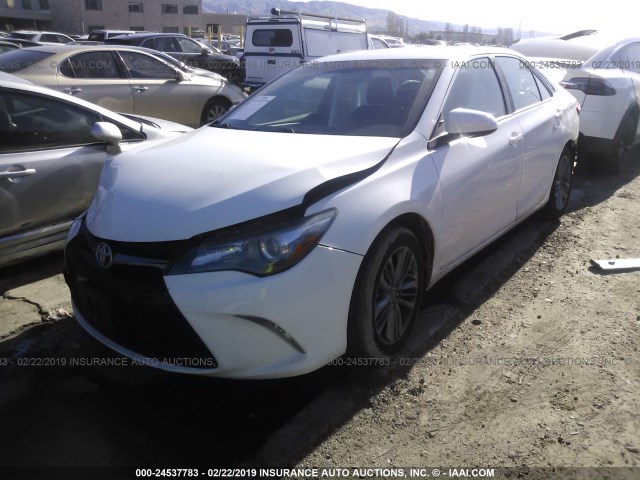 4T1BF1FK9FU005068 - 2015 TOYOTA CAMRY LE/XLE/SE/XSE WHITE photo 2